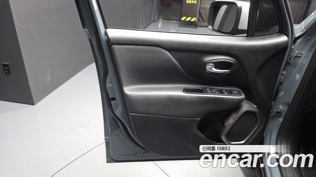 Jeep Renegade 2018 — photo 14