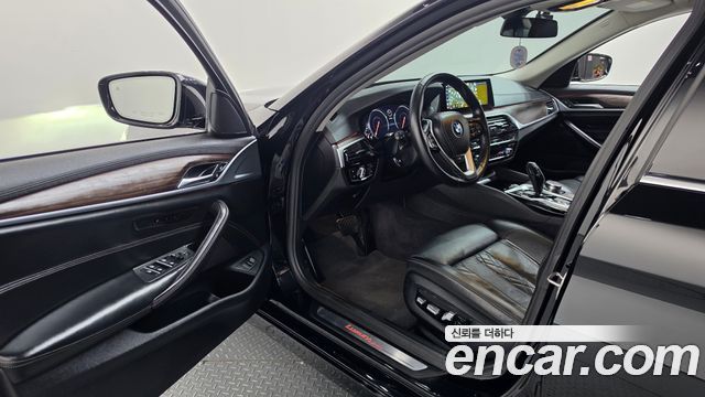 BMW 5-Series 2018 — photo 13