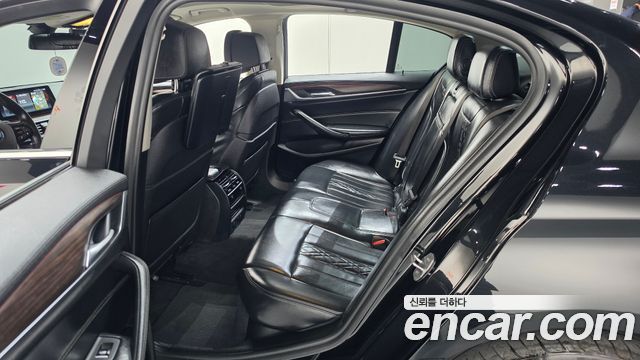 BMW 5-Series 2018 — photo 17