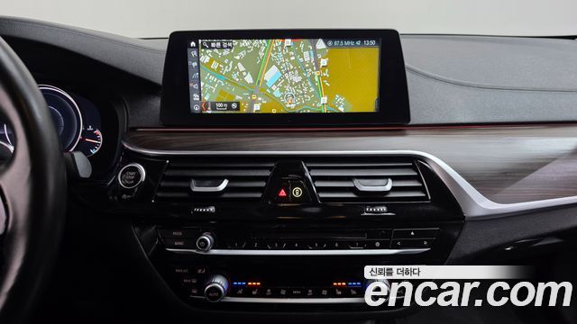 BMW 5-Series 2018 — photo 18