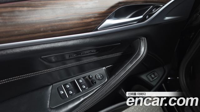 BMW 5-Series 2018 — photo 26