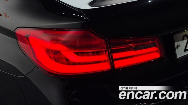 BMW 5-Series 2018 — photo 9