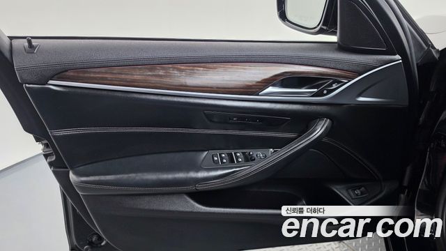 BMW 5-Series 2018 — photo 14