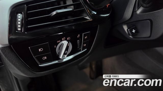 BMW 5-Series 2018 — photo 27