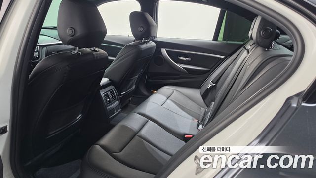 BMW 3-Series 2018 — photo 17