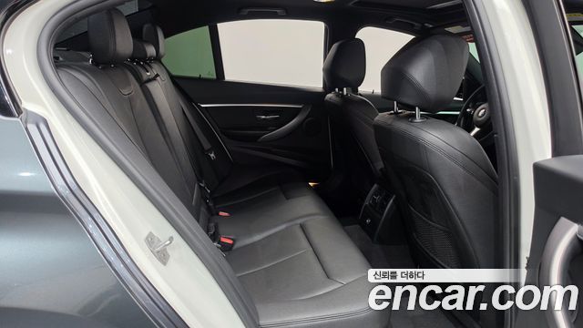 BMW 3-Series 2018 — photo 18