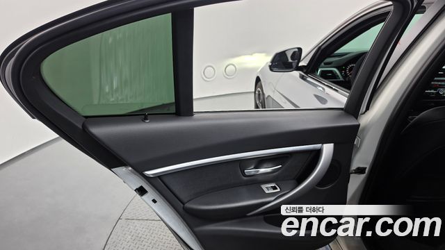 BMW 3-Series 2018 — photo 15