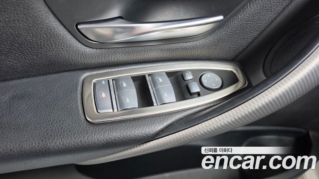 BMW 3-Series 2018 — photo 30