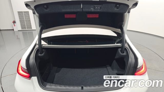 BMW 3-Series 2025 — photo 33