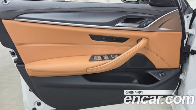 BMW 5-Series 2023 — photo 14