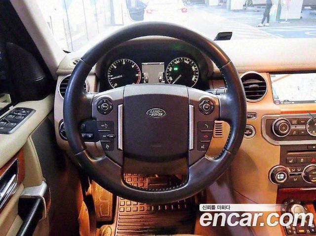 Land Rover Discovery 2011 — photo 7