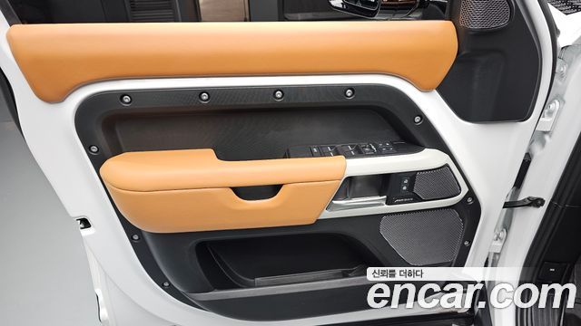 Land Rover Defender 2024 — photo 14