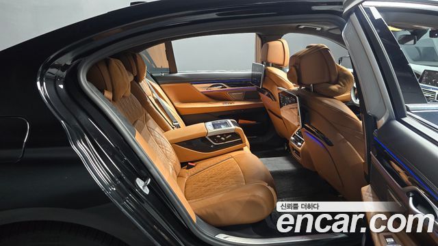 BMW 7-Series 2021 — photo 17