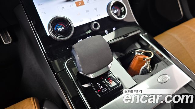 Land Rover Range Rover Velar 2022 — photo 12