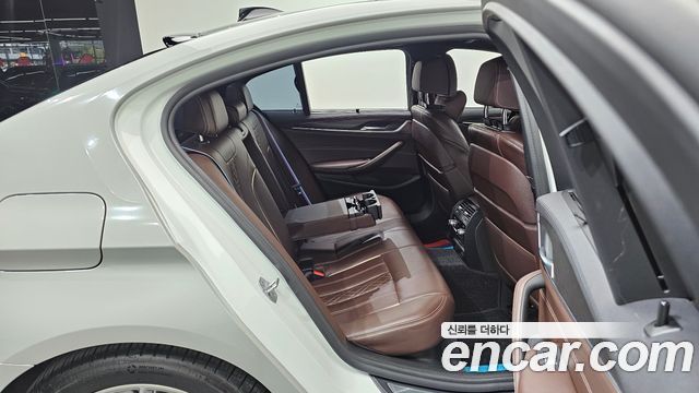 BMW 5-Series 2019 — photo 18