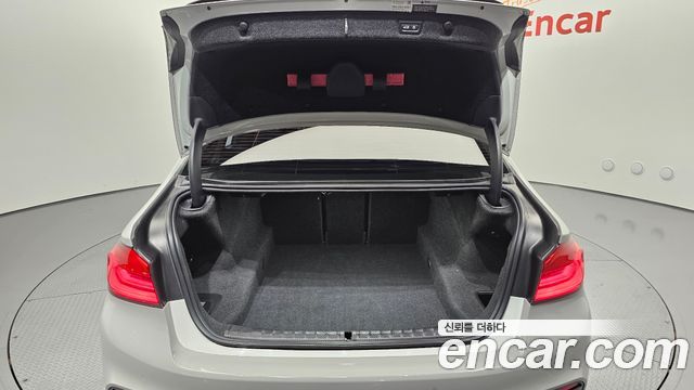 BMW 5-Series 2019 — photo 23