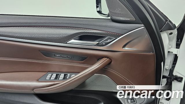 BMW 5-Series 2019 — photo 24