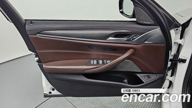 BMW 5-Series 2019 — photo 14