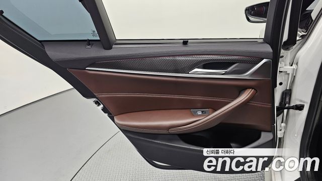 BMW 5-Series 2019 — photo 15