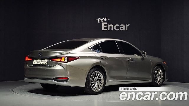 Lexus ES 2022 — photo 2