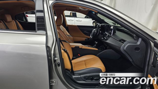 Lexus ES 2022 — photo 11