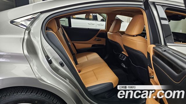 Lexus ES 2022 — photo 12