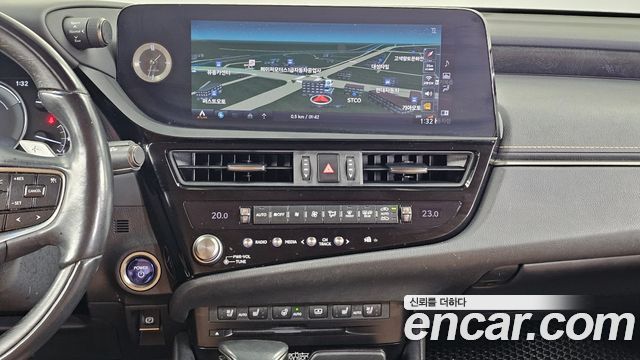 Lexus ES 2022 — photo 14