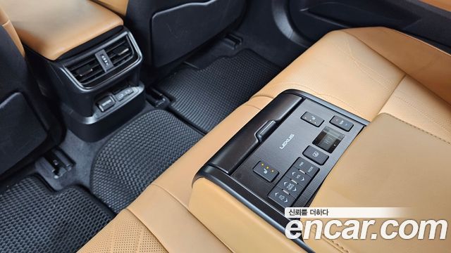 Lexus ES 2022 — photo 19