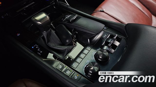 Lexus LX 2019 — photo 9