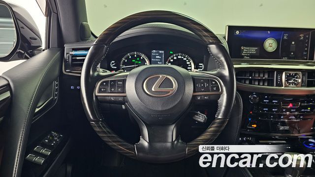 Lexus LX 2019 — photo 14