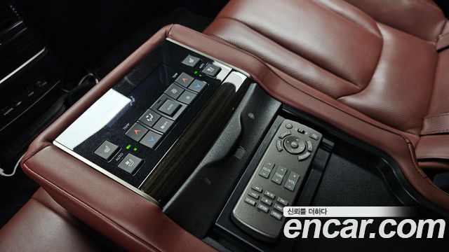 Lexus LX 2019 — photo 16