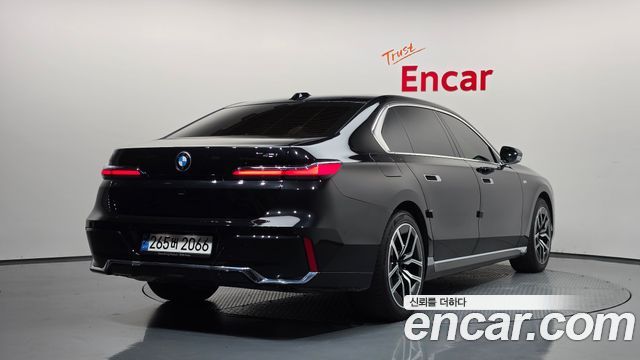 BMW 7-Series 2023 — photo 2