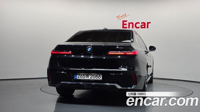 BMW 7-Series 2023 — photo 4