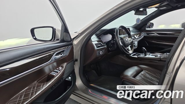 BMW 7-Series 2021 — photo 10