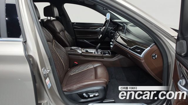 BMW 7-Series 2021 — photo 11