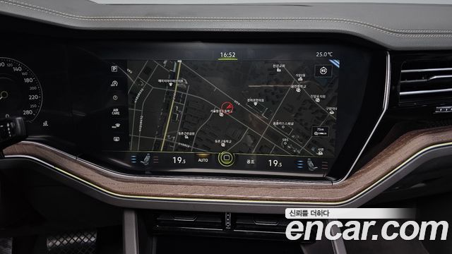 Volkswagen Touareg 2020 — photo 20