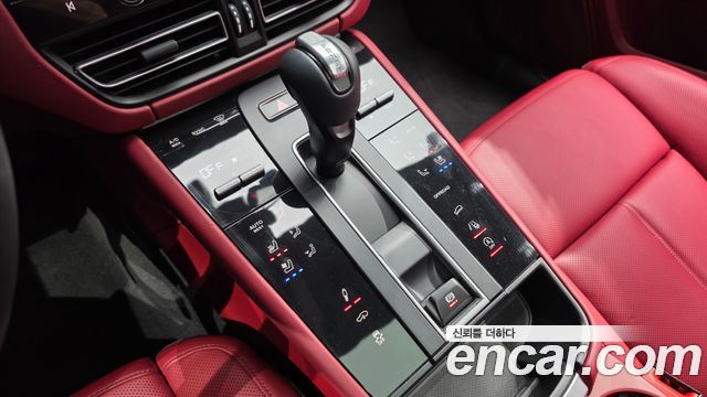 Porsche Macan 2022 — photo 14