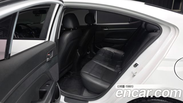 Hyundai AVANTE 2018 — photo 11