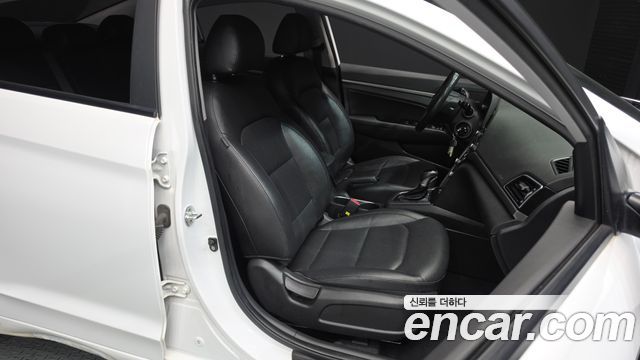 Hyundai AVANTE 2018 — photo 12