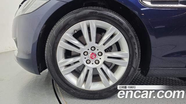 Jaguar XF 2018 — photo 5