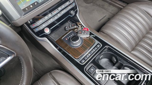 Jaguar XF 2018 — photo 12