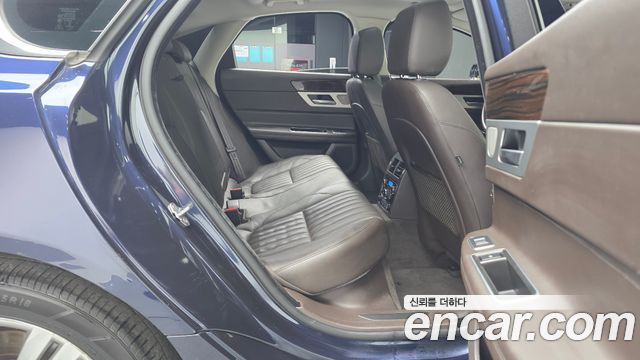 Jaguar XF 2018 — photo 17