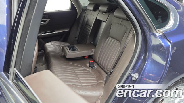 Jaguar XF 2018 — photo 18