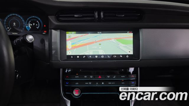Jaguar XF 2018 — photo 19