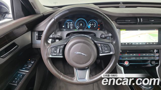 Jaguar XF 2018 — photo 20