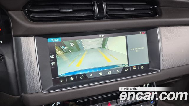 Jaguar XF 2018 — photo 21