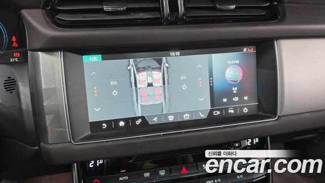 Jaguar XF 2018 — photo 22