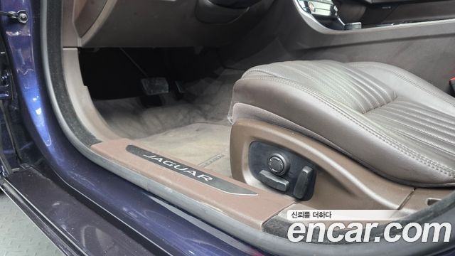 Jaguar XF 2018 — photo 24