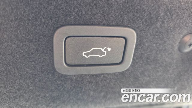 Jaguar XF 2018 — photo 26