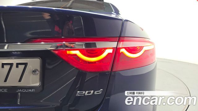 Jaguar XF 2018 — photo 9